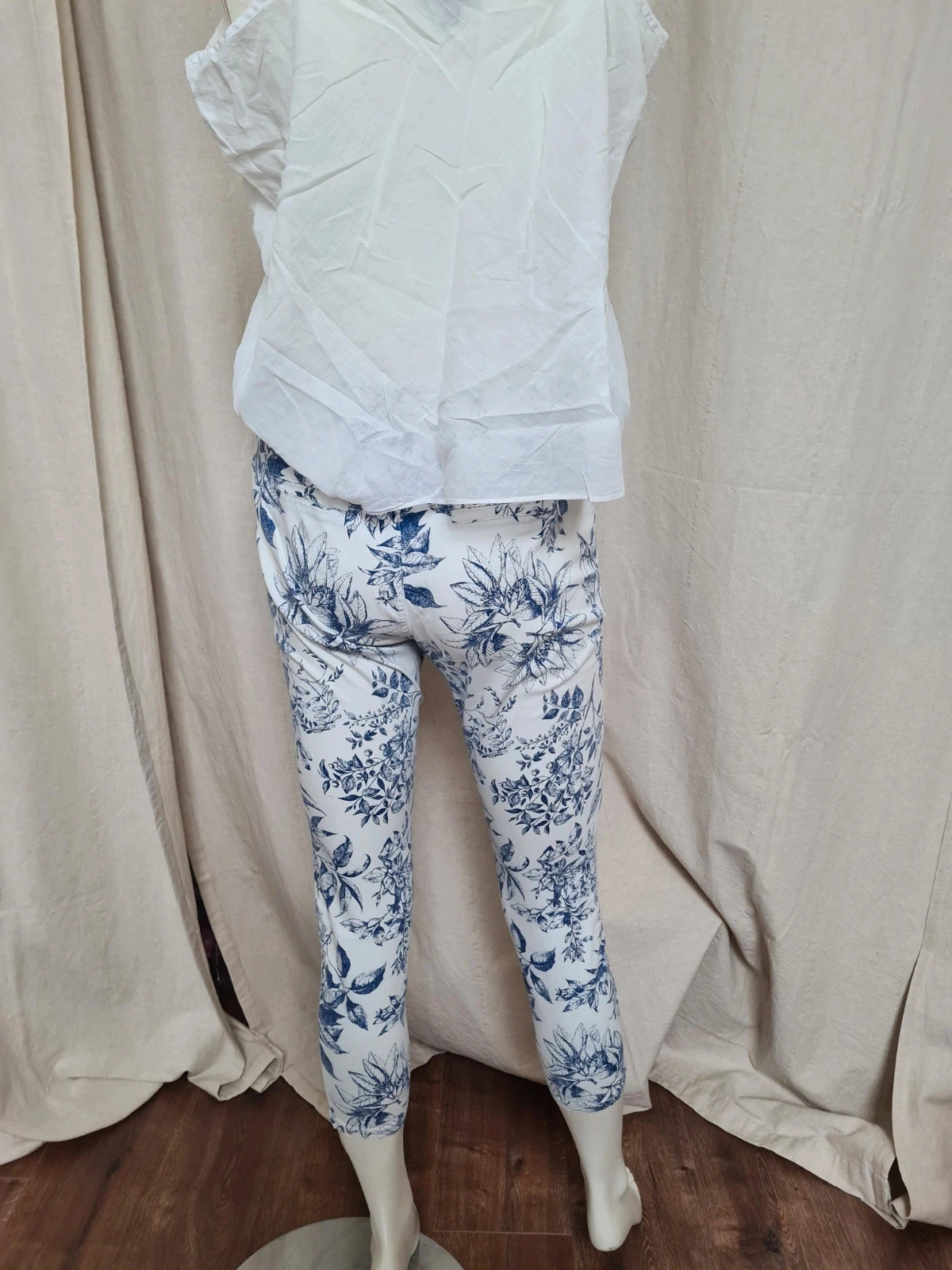 Pantalón con estampado de motivos azules – photo 5